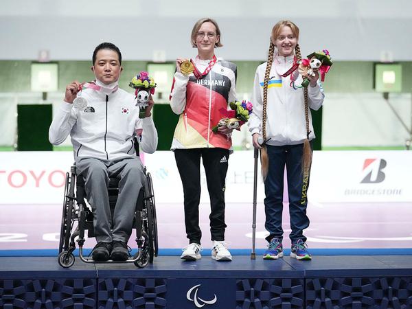 Natascha Hiltrop (Mitte) übertraf ihren zweiten Platz von Rio: In Tokio reichte es zur Goldmedaille.