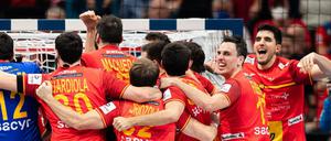Die spanischen Handballspieler feiern ihren Sieg gegen Dänemark. 