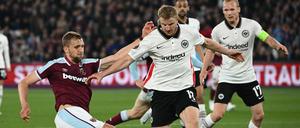 Beim Europa-League-Halbfinale von Eintracht Frankfurt bei West Ham United kam es zu einer Attacke auf zwei Rundfunkreporter der ARD.