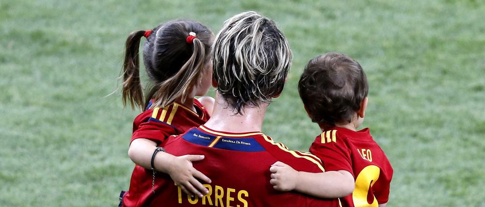 Bei drei Turniersiegen in Serie kommt Routine auf. Fernando Torres feiert den EM-Titel 2012 ruhig mit seinen zwei Kindern. 