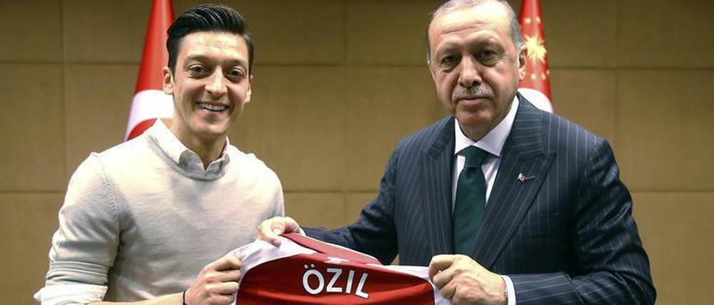 Das Bild des Anstoßes: Özil und der türkische Präsident Erdogan. Berater Sögüt meint: "Außerhalb des Platzes hat er keinen Fehler gemacht."