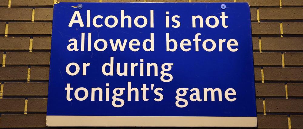 Eine Anzeige beim FC Chelsea lautet "Alkohol ist weder während des Spiels noch davor erlaubt". Nur für Ashley Cole stimmt das nicht.
