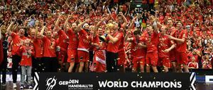 Dänische Jubeltraube. Nach dem Olympiasieg holt Dänemark nun auch den WM-Titel.