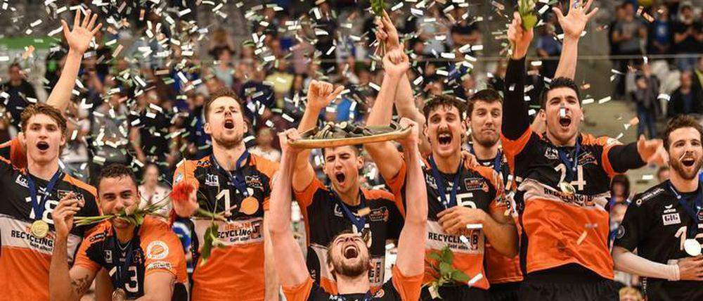 Hoch die Schale. Die BR Volleys feiern den zehnten Meistertitel der Vereinsgeschichte.