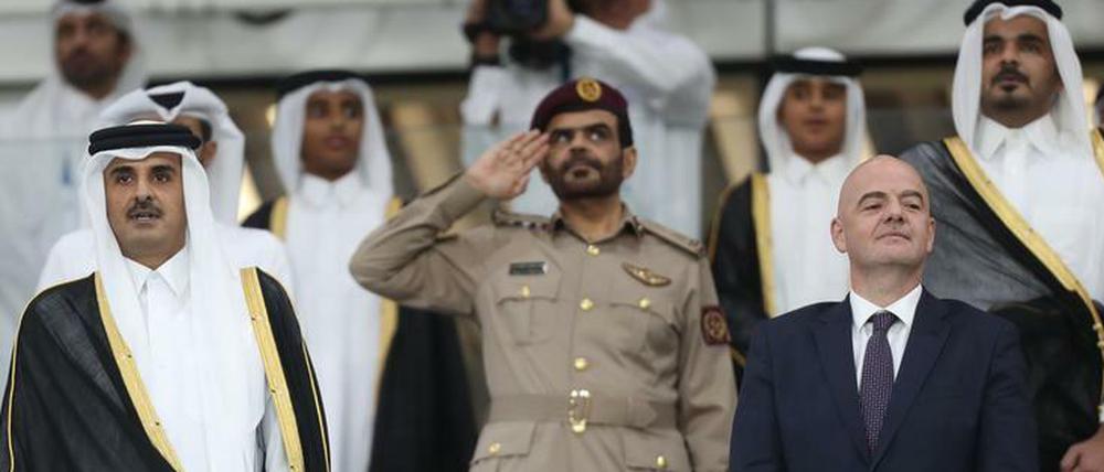 Fifa-Präsident Gianni Infantino (hier mit Katars Emir Tamim bin Hamad al-Thani will es mit der WM 2022 nun doch nicht übertreiben. 