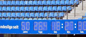 Die Uhr an der Tribüne der Imtech Arena in Hamburg zeigt am 16.05.2014 die Dauer der Bundesliga-Zugehörigkeit des Hamburger SV an. 