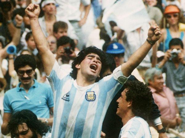 Diego Maradona schreit seine Freude über den eroberten WM-Titel heraus. Argentinien gewinnt am 29.6.1986 vor 114.600 Zuschauern in Mexiko-Stadt das Finale gegen Deutschland mit 3:2.