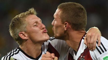 So sahen Sieger aus: Bastian Schweinsteiger und Lukas Podolski feiern den WM-Sieg 2014 in Rio.