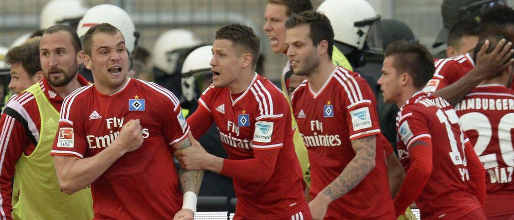 Herzensangelegenheit. Pierre-Michel Lasogga und seine Kollegen vom HSV feiern den siegbringenden Treffer zum 2:1 in der Verlängerung - und damit den Bundesliga-Verbleib. 