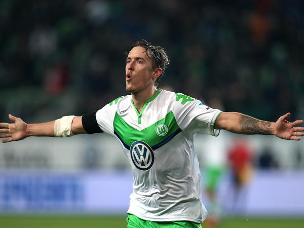 Max Kruse feiert seinen Treffer beim 6:0 über Werder Bremen. Am rechten Arm trägt er einen Trauerflor für die Opfer des Terrors von Paris.