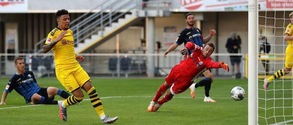 Jadon Sancho macht das 2:0 für Dortmund - insgesamt traf er in Paderborn dreimal.