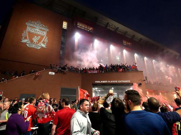 Trotz Abstandsregeln. Die Liverpool-Fans feiern am Donnerstagabend den ersten Meistertitel nach 30 Jahren.