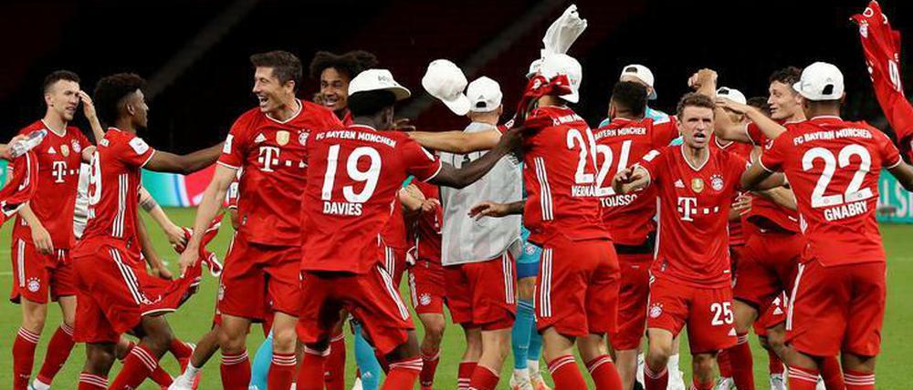 Dauerjubler. Die Bayern haben 2020 21 von 22 Pflichtspielen gewonnen - und schon zwei Titel.