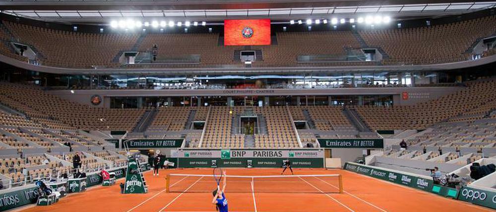 Endlich wetterfest. Auch Roland Garros hat jetzt ein Dach. Es könnte in den nächsten Tagen häufiger gebraucht werden.