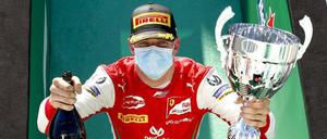 Alle Hände voll zu tun. Mick Schumacher gewinnt den Titel in der Formel 2.