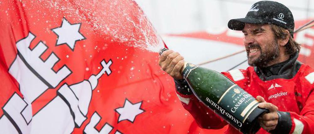 Champagner für Boris Herrmann. Der deutsche Segler schafft es beim Vendée Globe unter die besten fünf.
