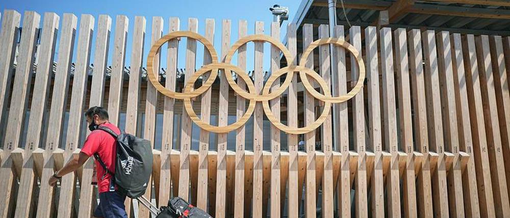 Hohe Zäune. Das Olympische Dorf wird gut geschützt.
