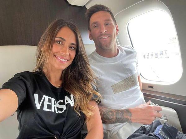 Flug in ein neues Leben. Lionel Messi macht sich mit seiner Frau auf den Weg nach Paris.
