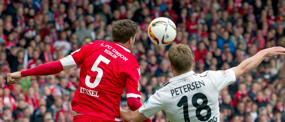 Unions Benjamin Kessel (links) und Freiburgs Nils Petersen kämpfen um den Ball.