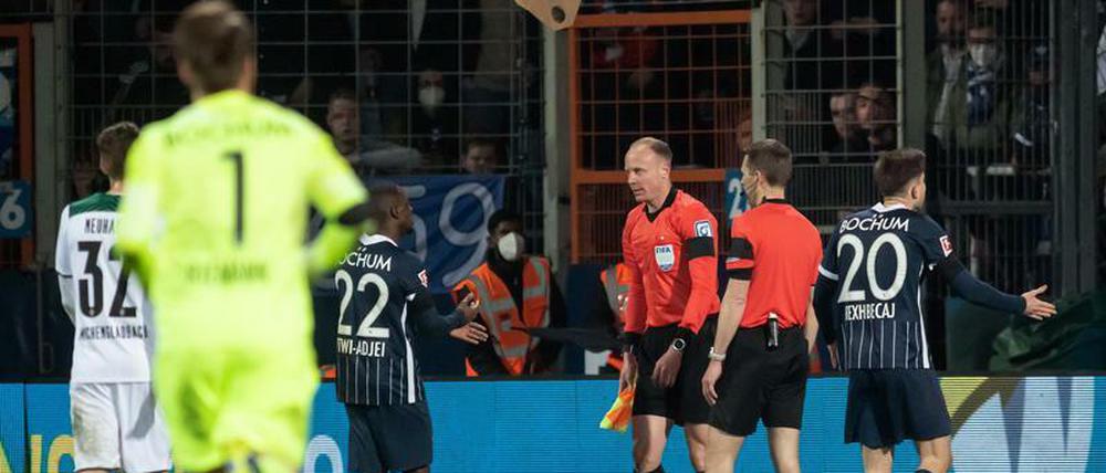 Schiedsrichterassistent Christian Gittelmann wurde in Bochum von einem vollen Bierbecher am Kopf getroffen.