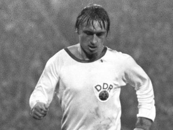 Joachim Streich spielte 98 Mal für die DDR-Auswahl und erzielte 53 Treffer - beides Rekordwerte. Zählt man das olympische Turnier von 1972 dazu waren es sogar 102 Länderspiele und 55 Tore.