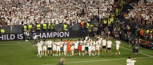 Symbiose. Mannschaft und Fans der Eintracht feiern den Sieg im Elfmeterschießen.