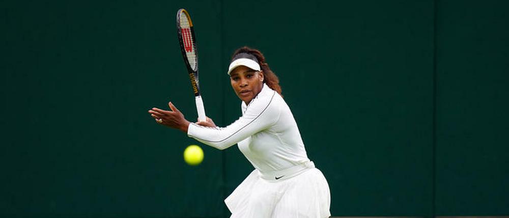 Serena Williams musste sich bei ihrer Trainingseinheit auf dem Centre Court erst wieder mit dem Platz anfreunden.