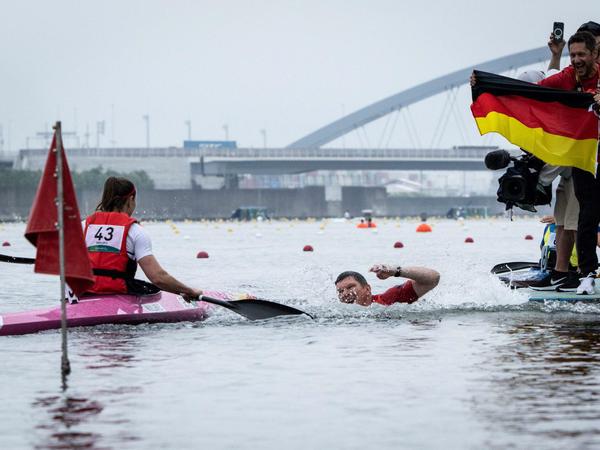 Erster Gratulant: Edina Müllers sprang ins Wasser.