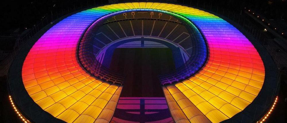 Am 17. Mai, dem internationalen Tag gegen Homo-, Bi-, Inter- und Transphobie, leuchtete das Dach des Berliner Olympiastadions schon einmal in den Regenbogenfarben.