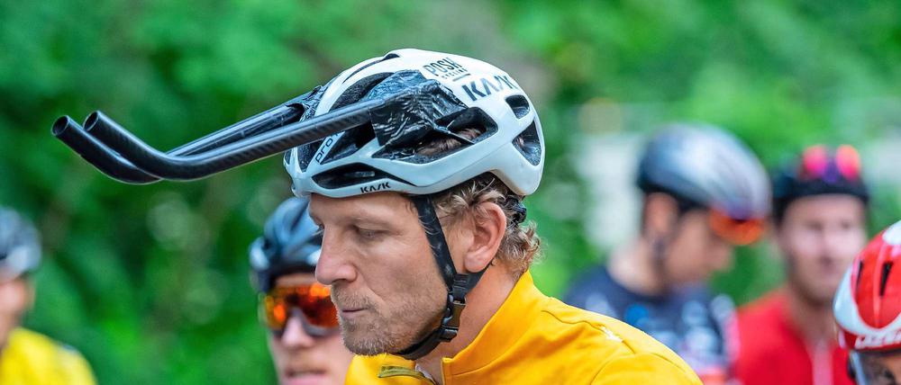 Andreas Müller ist schon ein lustiger Vogel. Für ein Spaß-Zeitfahren im Juni 2019 auf der Berliner Havelchaussee hat er sich einen besonders aerodynamischen Helm gebastelt.