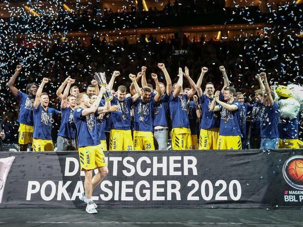Da ist das Ding: Alba Berlin ist Pokalsieger 2020.