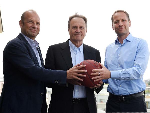 Albas neuer Trainer mit Aufsichtsrat Axel Schweitzer und Geschäftsführer Marco Baldi. 