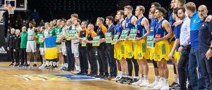Die Mannschaften von Alba und Zalgiris Kaunas setzten gemeinsam ein Zeichen für den Frieden. 