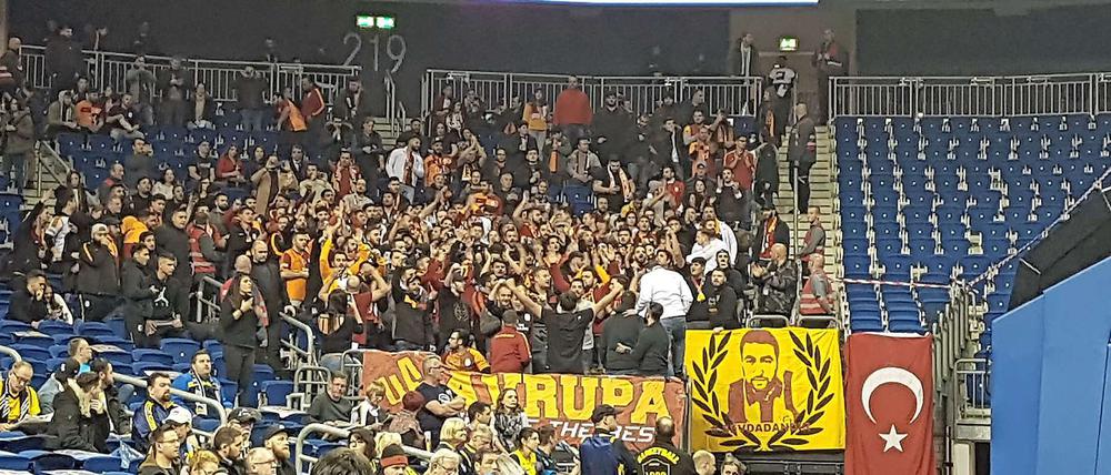 Fans von Galatasaray feiern in ihrem Block.