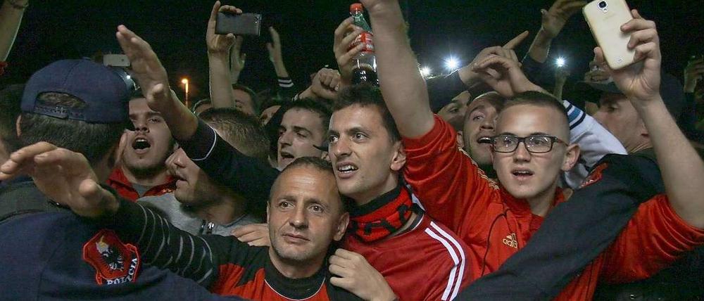 Albanische Fußballfans empfangen ihre Mannschaft am Flughafen.