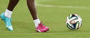 Geht gar nicht! Die Puma-Version in Pink und Baby-Blau verrät jede Fußball-Schuh-Tradition. Es ist zum Heulen...