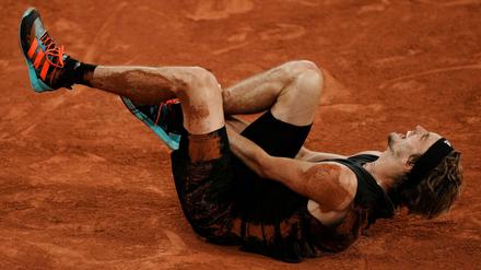 Tennis-Profi Alexander Zverev hat sich nach seiner schweren Fußverletzung bei den French Open einer Operation unterzogen.