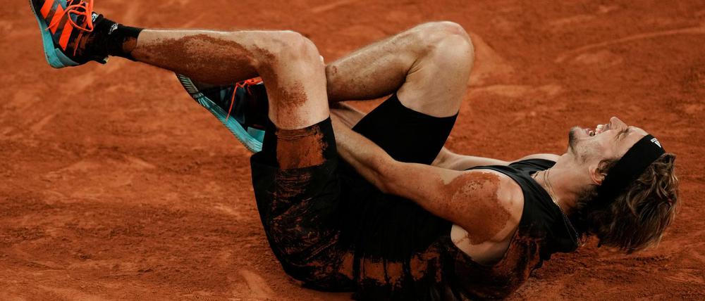 Tennis-Profi Alexander Zverev hat sich nach seiner schweren Fußverletzung bei den French Open einer Operation unterzogen.