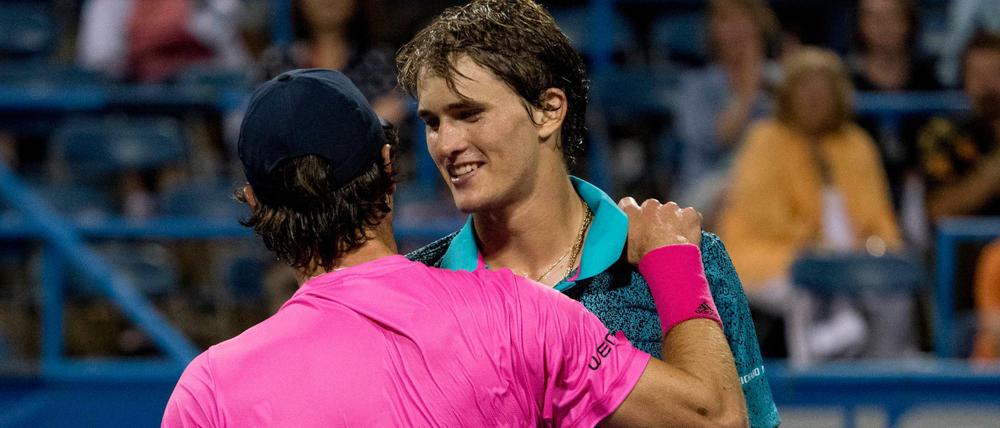 Novum. Mischa Zverev gratuliert seinem Bruder Alexander nach dem ersten Duell auf der ATP-Tour. 