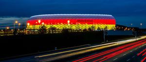 Die Münchner Allianz Arena leuchtet in den deutschen Nationalfarben Schwarz, Rot und Gold.