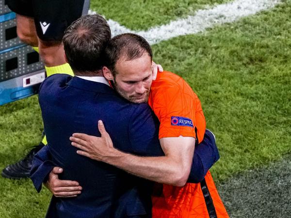 Niederlande-Trainer Frank de Boer umarmt seinen Spieler Daley Blind