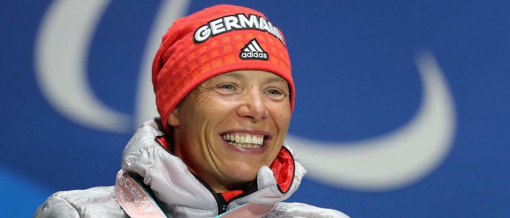Andrea Eskau bei der Siegerehrung der Paralympics über 5 km im Langlauf. Sie holte im März 2018 Silber. 