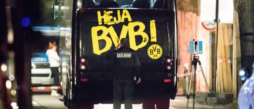 Der Mannschaftsbus des BVB wurde durch drei Explosionen beschädigt. Ein Polizist und BVB-Verteidiger Marc Bartra wurden verletzt.