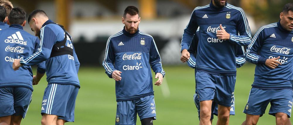 Bisher konnte Argentinien mit Superstar Lionel Messi (Mitte) nicht überzeugen und liegt in der Südamerika-Gruppe nur auf Platz fünf.