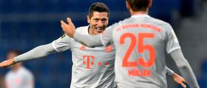 Torschützen unter sich: Robert Lewandowski und Thomas Müller schossen die Bayern-Tore beim 4:1 in Bielefeld.