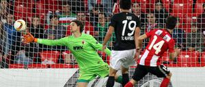 Augsburgs Torhüter Marwin Hitz kann auch den Treffer zum 1:3 in Bilbao nicht verhindern.