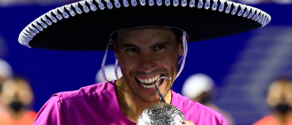 Tennisstar Rafael Nadal posiert mit der Trophäe nach seinem Sieg auf der ATP Tour in Acapulco