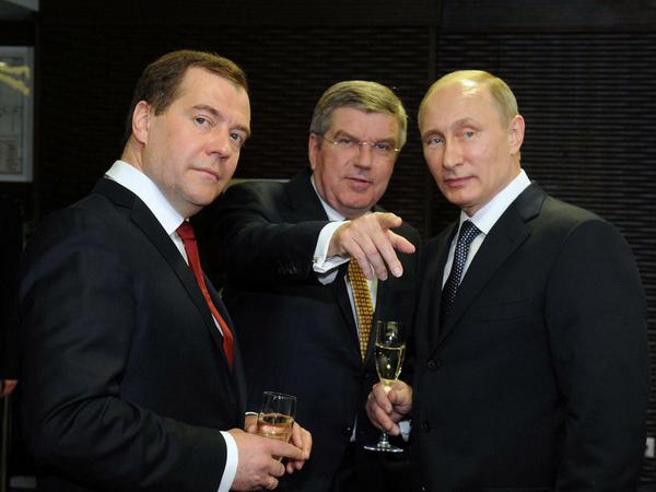 Das geht's lang. IOC-Präsident Thomas Bach mit dem russischen Präsidenten Wladimir Putin (r.) und Premierminister Dmitri Medwedew (l.).