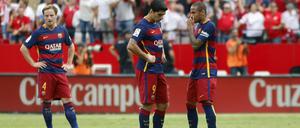 Ratlos: Barcelonas Rakitic (li.), Suarez und Neymar während der Partie gegen Sevilla.