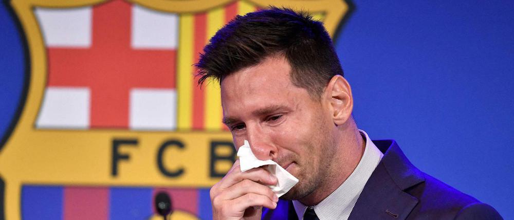 Bevor Lionel Messi die Pressekonferenz beginnt, kommen ihm schon die Tränen. 